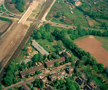 822795 Luchtfoto van de aanleg van een spoorwegviaduct over de Eykmanlaan (op de achtergrond) te Utrecht, uit het ...